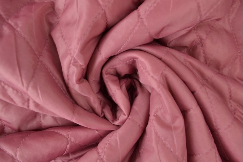Gewatteerde voering donker oud roze, rol