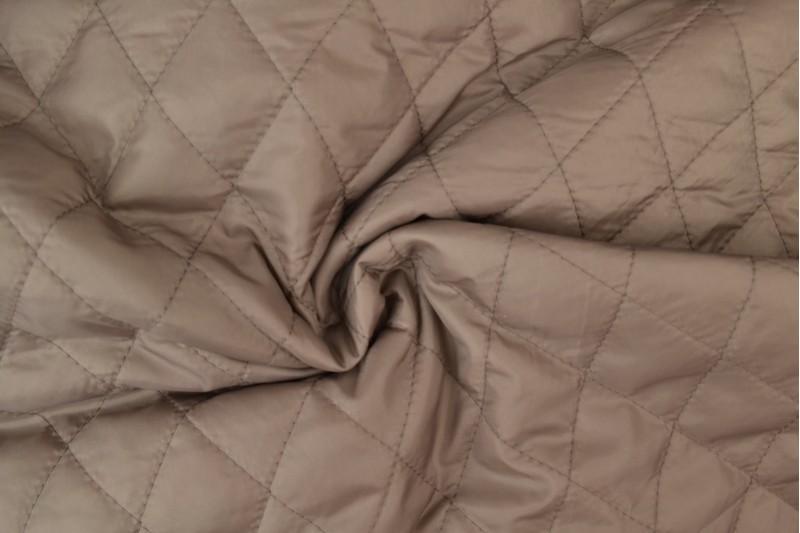 Gewatteerde voering taupe, rol