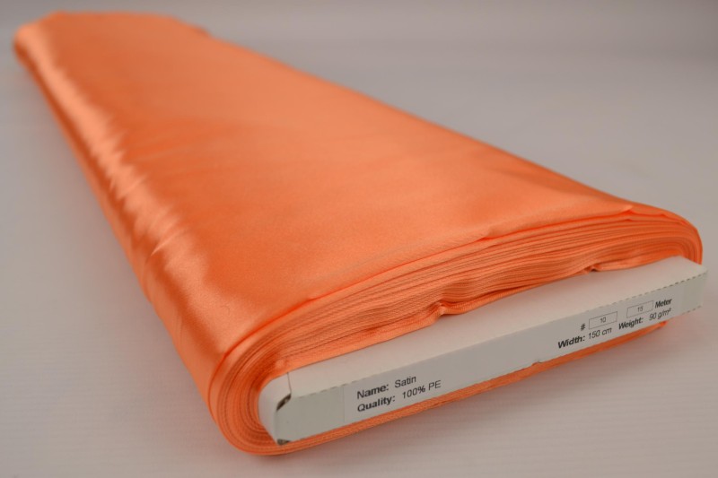 Satijn oranje, rol